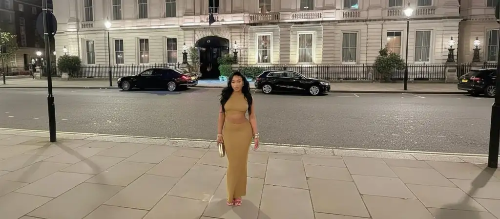 Hourglass figure woman in fitted wrap dress, Best jeans for hourglass body shape styling, Hourglass figure outfit with defined waist belt, Bodycon dress styling for hourglass curves, High-waisted pants hourglass fashion guide